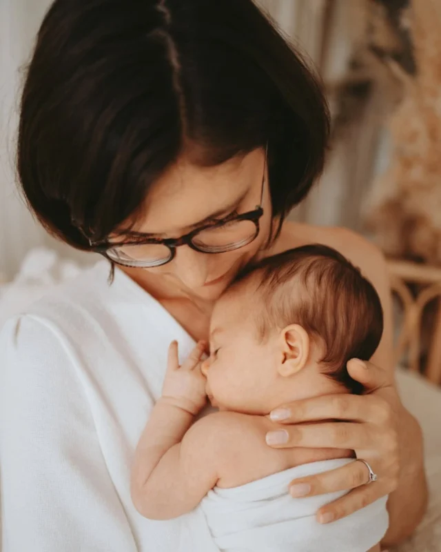 Aucune de vos photos n'est partagée sans votre accord. Votre confiance est essentielle, et je respecte entièrement vos choix quels qu'ils soient. Vous restez toujours libres de choisir ce que vous acceptez ou non de montrer. 

Comme beaucoup de parents me découvrent grâce aux images que je publie ici ou sur mon site web, partager quelques photos (avec votre accord) me permet de continuer à faire connaître mon travail et inspirer d'autres familles à m'accorder leur confiance.

Merci à tous les parents qui me cèdent ce droit. Je mesure le cadeau que vous me faites. C'est très précieux à faire vivre cette belle aventure photographique ❤️

*********** ⁠
Photographe spécialisée Nouveau-né - Grossesse - Bébés - Enfants - Famille
⭐️⭐️⭐️⭐️⭐️⭐️⭐️⭐️⭐️⭐️⭐️⭐️⭐️⭐️⭐️⭐️⭐️
📷 Studio situé à en périphérie de Paris à Sucy en Brie - Val de Marne

Infos et tarifs dans ma bio 👆🏻
⁠
**************************************************

#photographebebe #respectvieprivee #photographiedeconfiance #souvenirsprécieux #parentalité #photographepro #photobebe