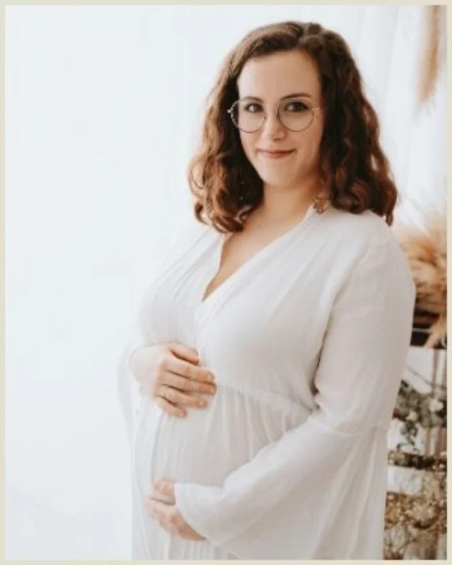 "Je ne m’aime pas en photo… je n'ai pas très envie de faire des photos de grossesse."

C’est une phrase que j’entends souvent et je la comprends profondément. 

Le corps change, on se sent parfois fatiguée, différente, vulnérable.

Et ce moment est si éphémère, comme suspendu. tu ne le vivras que quelques fois dans ta vie — peut-être une seule.

Ce ventre arrondi qui te paraît "trop" ce petit nombril en tire bouchon, ces vergetures sur ta poitrine, ce corps transformé c’est le tout premier cocon de ton enfant.

Un jour, dans quelques mois, tu tiendras ton bébé dans les bras, et tu seras peut-être surprise de ressentir de la nostalgie pour ce corps que tu regardais avec tant de jugements.

Ces photos ne sont pas que pour toi. Elles seront pour lui. Pour elle. Pour eux.

Pour qu’ils voient un jour d’où ils viennent, à quel point ils étaient attendus, aimés, bercés avant même leur premier souffle.

Et un jour ton enfant aura grandi et regardera sur ces images… imagine ce qu’il ressentira en voyant sa maman le porter au creux d'elle même 🕊️

Je suis là pour t’accompagner avec douceur, bienveillance et respect. Tu n’as pas besoin d’être prête, tu as juste besoin d’être toi, dans toute la beauté de ce moment 📸✨

*********** ⁠
Photographe spécialisée Nouveau-né - Grossesse - Bébés - Enfants - Famille
⭐️⭐️⭐️⭐️⭐️⭐️⭐️⭐️⭐️⭐️⭐️⭐️⭐️⭐️⭐️⭐️⭐️
📷 Studio situé à en périphérie de Paris à Sucy en Brie - Val de Marne

Infos et tarifs dans ma bio 👆🏻
⁠
**************************************************

#photographebébé #photographegrossesse #souvenirsprécieux #ventredemaman #photoémotion #grossesse #mamanenattente #patienceetamour #photographedeconfiance